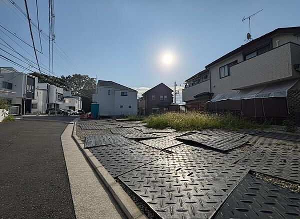 静かな住宅街に位置し、落ち着いた住環境が魅力です。