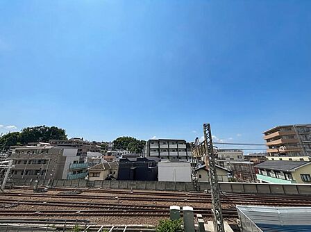 この街ならではの美しい風景と、ここから紡がれる物語が始まります。