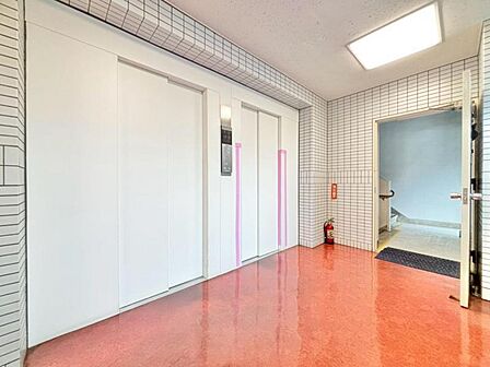 エレベーター 荷物の多い時などに便利なエレベーターを設置。快適なマンションライフをお楽しみいただけます。