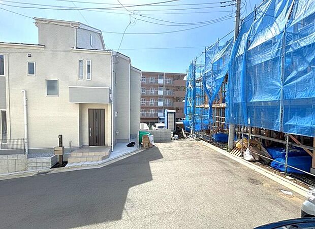 前面道路5.5mです。毎日のお車の出し入れもストレスなく行えます。(2026年9月撮影)
