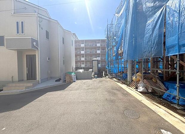 前面道路5.5mです。毎日のお車の出し入れもストレスなく行えます。(2026年9月撮影)