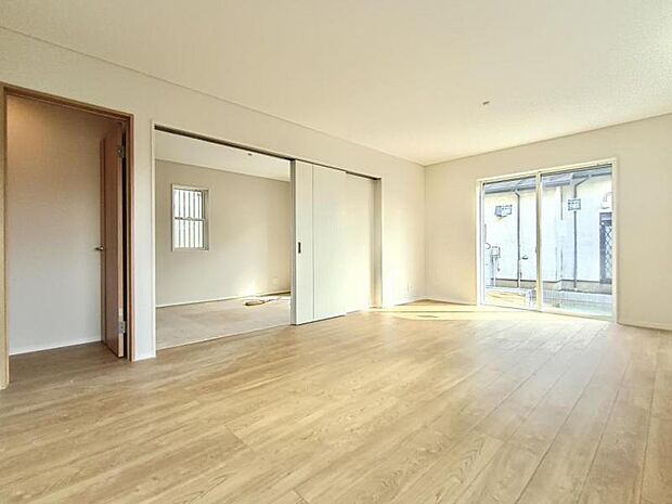 落ち着きのあるリビングです。お友達が遊びに来た時にも使えますし、ちょっと疲れた時にお昼寝できるのも嬉しいですね。
