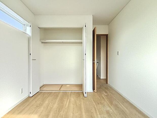 部屋に備えられたクローゼット。普段使わないものなども収納可能ですので、居室を広く使うことが出来ます。
