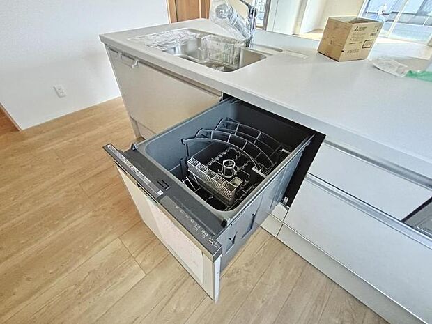 食器洗浄乾燥機 食器の後片付けに便利な食器洗浄乾燥機を標準装備。ビルトインタイプなので見た目もスッキリ、特に共働き世帯のご家族には必須品です。