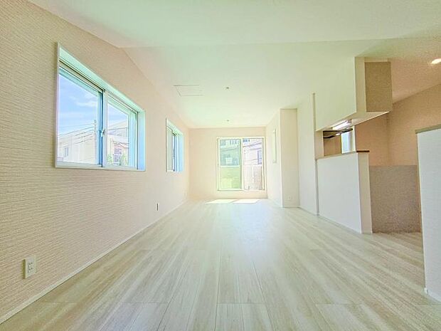 室内にたっぷりと光が差し込む、快適なリビングです。