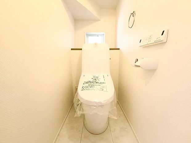 広々としたトイレ空間で、圧迫感を感じることなく快適に使用できます。