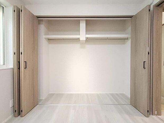 使い勝手の良い収納が豊富で、物が多くてもスッキリ片付けられます。