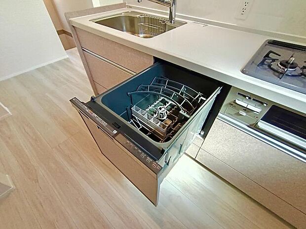 食器洗浄乾燥機 食器の後片付けに便利な食器洗浄乾燥機を標準装備。ビルトインタイプなので見た目もスッキリ、特に共働き世帯のご家族には必須品です。