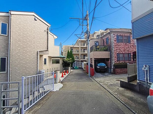 前面道路です。毎日のお車の出し入れもストレスなく行えます。
