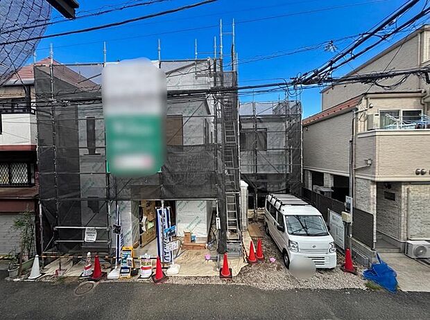 完成時期は2027年2月上旬です。同じ工務店の完成見本や同ボリュームの完成物件もご案内しておりますので、お気軽にお問い合わせ下さいませ。(2026/9/25日撮影です。)