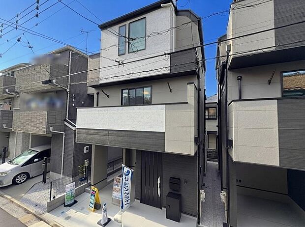 爽やかな青空の下に贅沢なほどに降り注ぐ陽光、豊かな居住性とクオリティが見事に調和した住空間は住まうことの喜びを感じさせてくれます。