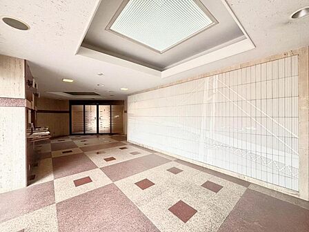 エントランスにはオートロックを採用。侵入者をシャットアウトし、住まいの安全性を高めます。