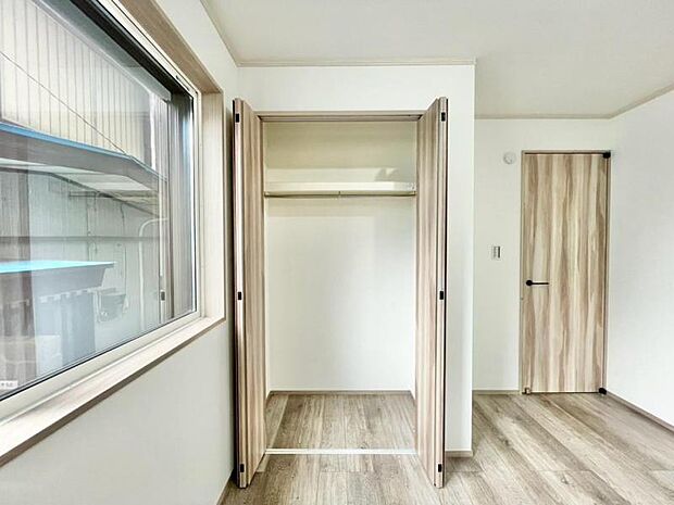 各居室にクローゼットがあり、洋服ダンスなどを置く必要がないのでお部屋を広く使えます。