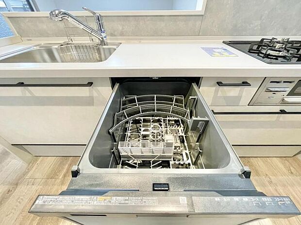 食器洗浄乾燥機を標準装備。作動中は他の家事を並行して進めることができ、家事の時短と負担軽減につながります。高温、高圧水流で洗浄するため、除菌・消臭効果が期待でき、衛生面での安心感が高まります。また、手