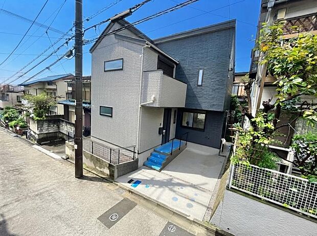 凛とした表情を見せる外観は時の移り変わりの中で様々な表情を見せてくれます。