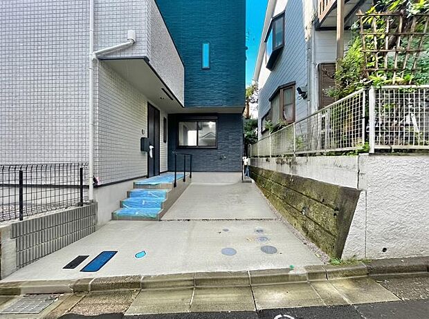 建物につながる駐車スペース。重いもの、荷物の出し入れも安心です。