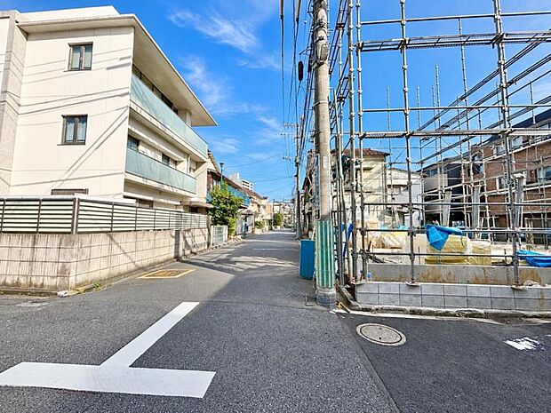 車通りの少ない道路で小さなお子様も安心。家と同じくらい周辺環境は大切なもの。図面だけでは分からない現地の雰囲気もご確認くださいませ。（2026年9月撮影）