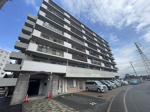 JR天拝坂駅まで徒歩約12分と便利な立地。駐車場は近隣に1台確保しています