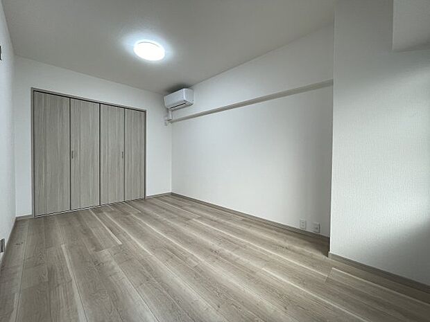 玄関横7.8帖洋室。寝室に使いたいお部屋なのでエアコンを設置済みです