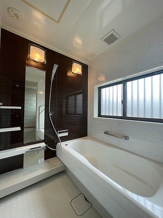 浴室も明るい空間です♪窓がついてるので換気もらくらく♪換気がラクにできるとカビ臭くない浴室が維持できます