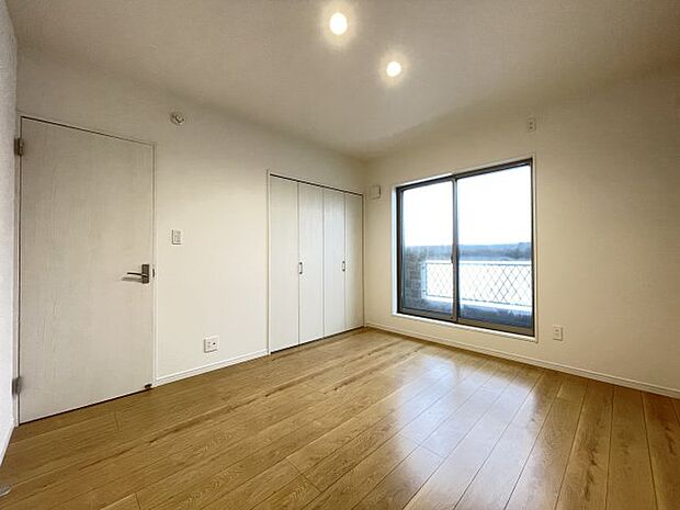 2階7帖の洋室です。バルコニーからの海の眺望に癒やされそうですね♪