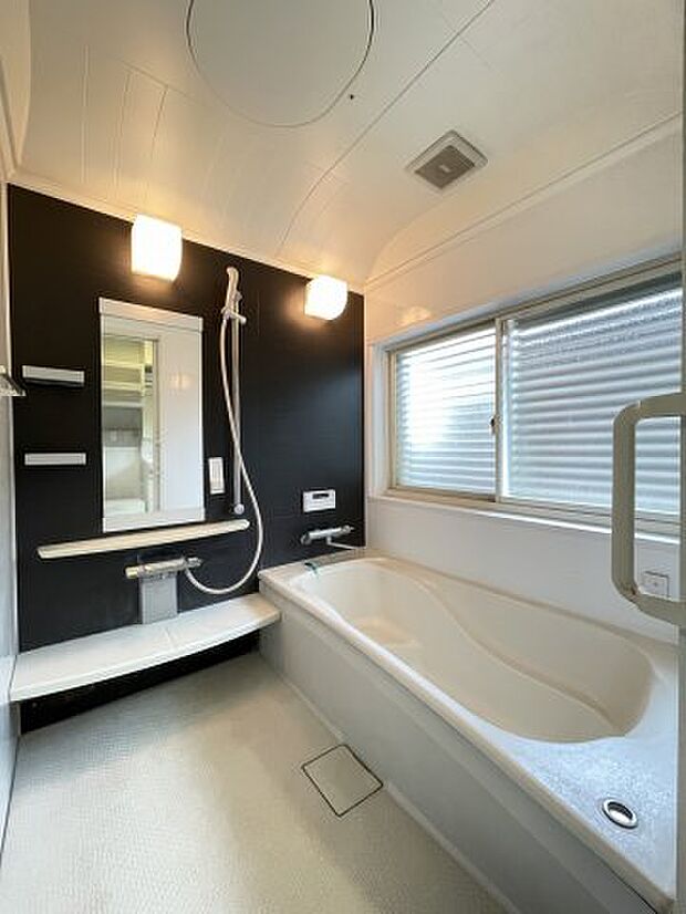 戸建ならではの広いバスルームは数年前にユニットバスに交換済み。快適なお風呂タイムを過ごせます