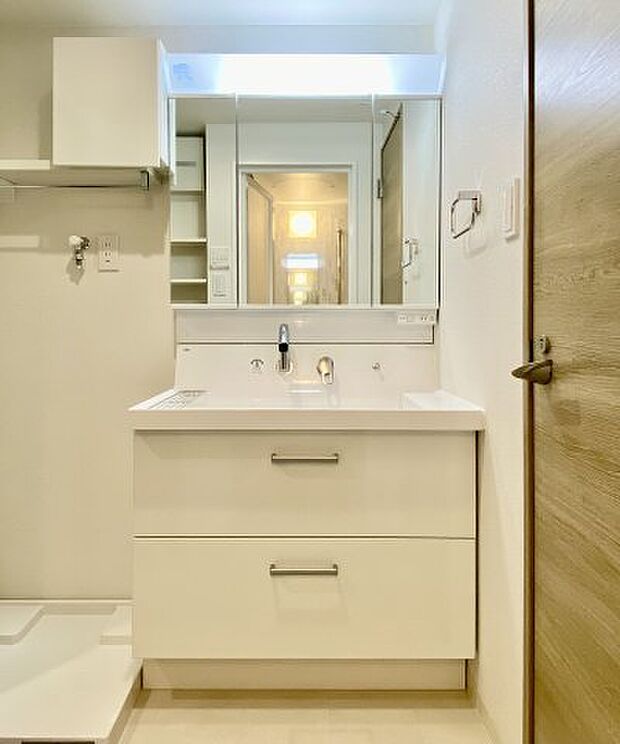 収納力と機能性に優れた三面鏡洗面化粧台です。鏡の裏は収納スペースになっていますので、すっきり清潔に保てます