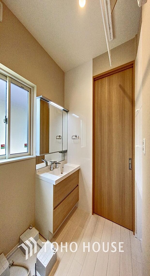 「洗面所」暗くなりがちな洗面所も窓があると採光と換気が可能なので気持ちよくお使い頂けます。