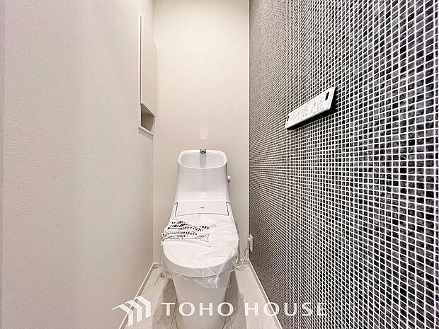「温水洗浄便座付きトイレ」トイレは快適な温水洗浄便座付です。清潔感のあるホワイトで統一しました。