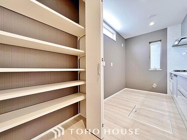 「パントリー付き」居室には収納スペースを完備し、自由度の高い家具の配置が叶うシンプルな空間です。