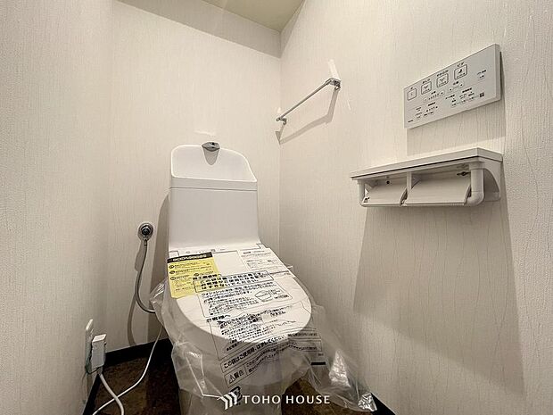 「トイレ」トイレは快適な温水洗浄便座付です。清潔感のあるホワイトで統一しました。いつも清潔な空間であって頂けるよう配慮された造りです。