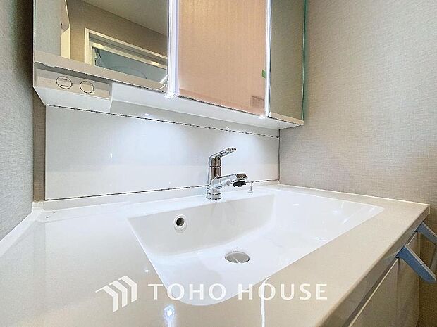 「リフォーム済・シャワー付き洗面台」洗面台には三面鏡を採用。鏡の後ろに収納スペースが設けられているので、洗面台周りをスッキリと片付ける事ができます。