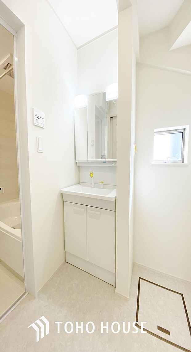 「シャワー付き・三面鏡洗面台」シャワー付きの洗面台には三面鏡を採用。鏡の後ろに収納スペースが設けられているので、洗面台周りをスッキリと片付ける事ができます。