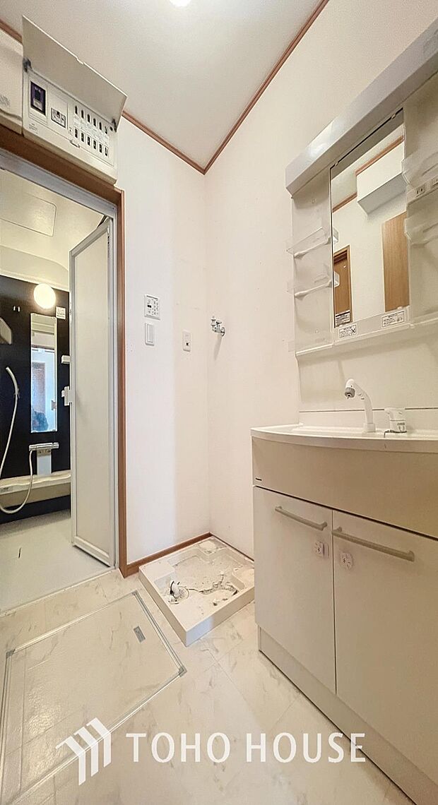 「清潔な印象の洗面室」明るく清潔感のある色調で纏められた洗面室は、機能性に富んだ三面鏡と使い勝手の良い収納を完備した洗面台を設置。洗濯機置場も完備し、大変充実しております。