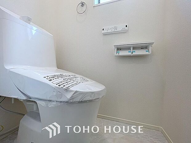 「温水洗浄便座付きトイレ」1階と3階に完備されているトイレは、温水洗浄便座付きトイレです。清潔感のあるホワイトで統一しました。