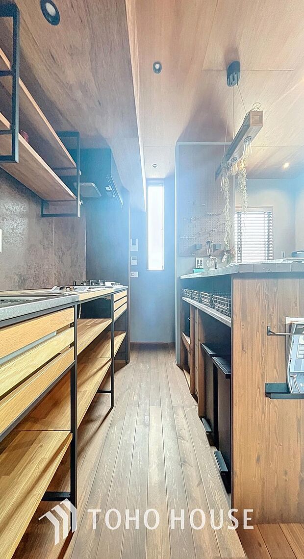 「デザイン性の高いフレームキッチン」扉や引き出しが少なく、収納スペースがオープンな構造になっているため、お気に入りの調理器具や食器を飾るように収納する「見せる収納」を楽しめます。