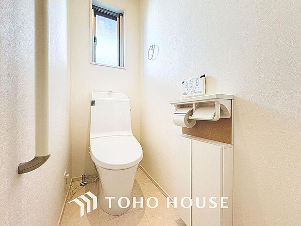 「温水洗浄便座付きトイレ」トイレは快適な温水洗浄便座付です。清潔感のあるホワイトで統一しました。窓もあり換気も十分にできます。