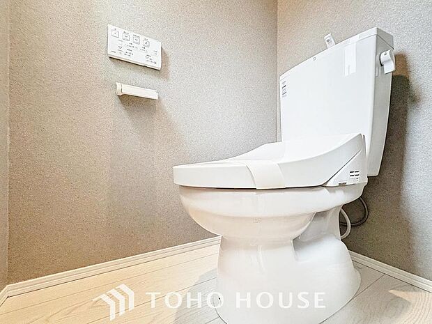 「温水洗浄便座付きトイレ」トイレは快適な温水洗浄便座付です。いつも清潔な空間であって頂けるよう配慮された造りです。