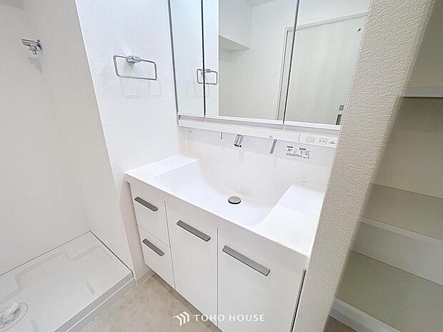 「リフォーム済みのシャワー機能付きの洗面台」洗面台には三面鏡を採用。鏡の後ろに収納スペースが設けられているので、洗面台周りをスッキリと片付ける事ができます。