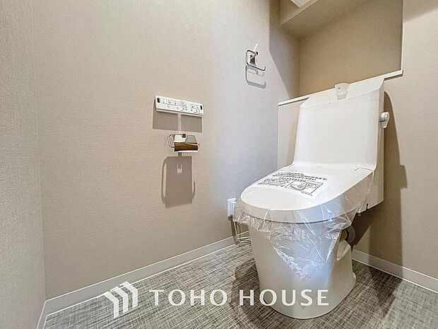 「リフォーム済・トイレ」トイレは快適な温水洗浄便座付です。清潔感のあるホワイトで統一し、収納スペースも完備。いつも清潔な空間であって頂けるよう配慮された造りです。