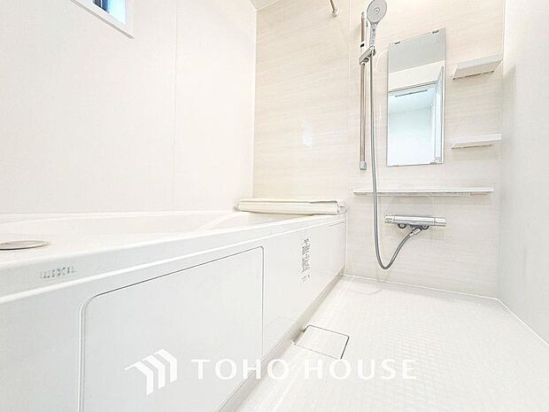 「癒し・快適バスルーム。」白を基調としたシンプルながらも清潔感の溢れる浴室には追い炊き機能・浴室乾燥機付き。もちろん小さなお子様と入っても広々使えて癒しのバスタイムになります。