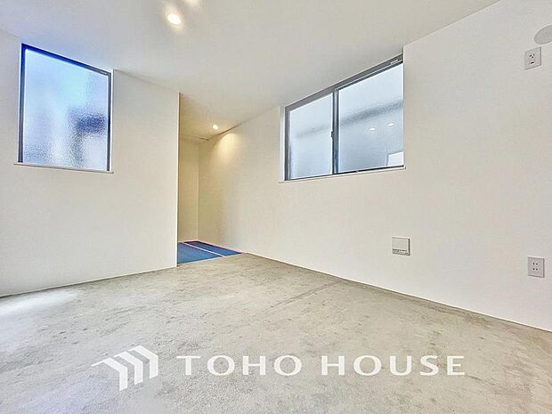 「三面採光の採光の居室」白い壁と温かみのある床材のバランスが調和された居室には、明るさを最大限取り入れるため窓を3か所に設置。