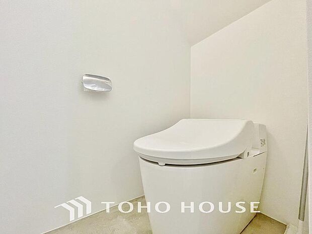「タンクレス温水洗浄便座付きトイレ」トイレは快適な温水洗浄便座付です。清潔感のあるホワイトで統一しました。いつも清潔な空間であって頂けるよう配慮された造りです。