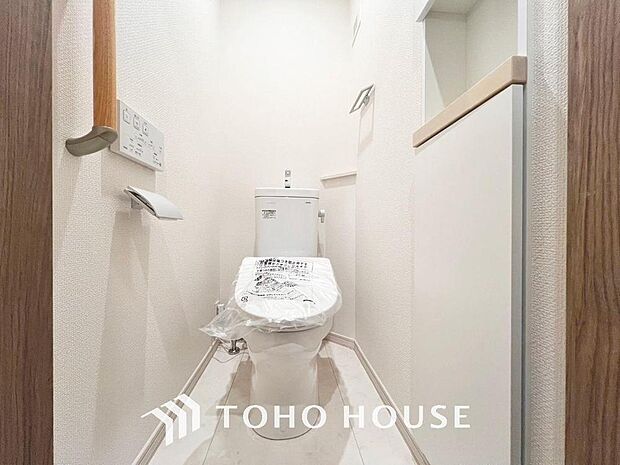 「温水洗浄便座付きトイレ」1階と2階に完備されているトイレは快適な温水洗浄便座付です。収納スペースも完備し、いつも清潔な空間であって頂けるよう配慮された造りです。