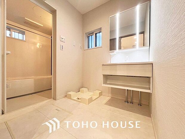 「柔らかな印象の洗面室」ご家族そろって身支度可能な広々スペースの洗面室。ゆとりある空間で、朝の身支度もスムーズになります。