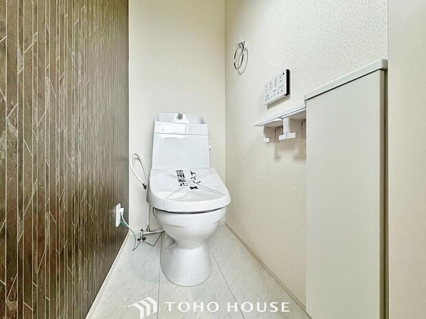 「温水洗浄便座付きトイレ」トイレは快適な温水洗浄便座付です。収納スペースが設けられ、いつでも清潔な空間であって頂けるよう配慮された造りです。