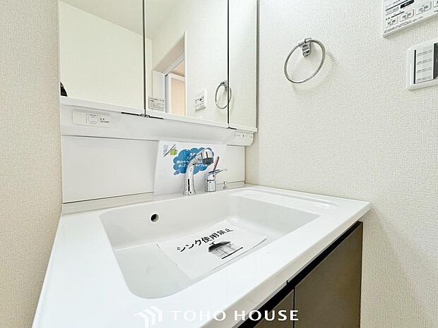 「シャワー機能付き。三面鏡洗面」洗面台には三面鏡を採用。鏡の後ろに収納スペースが設けられているので、洗面台周りをスッキリと片付ける事ができます。