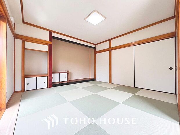 「10帖の和空間」寛ぎの和空間や客間としての使い方は勿論、赤ちゃんや小さなお子様を遊ばせるスペースとしても重宝する和室は、多種多様な使い方が出来るので未だ廃れることのない日本の文化と言えますね。