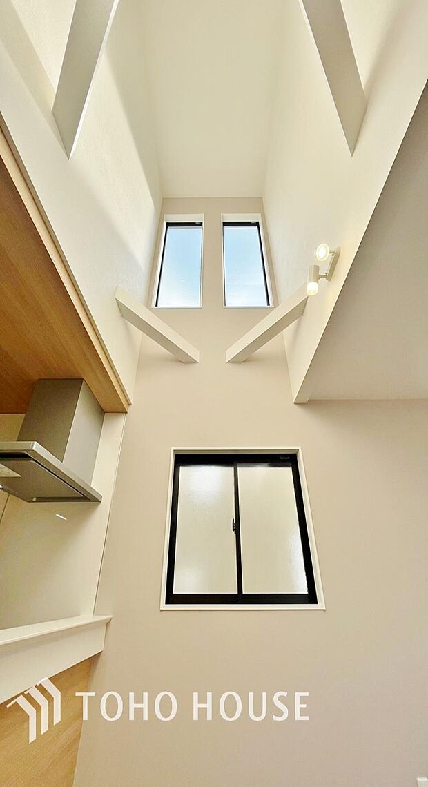 「吹抜け付きで開放感のあるリビング」天井が高いことによってお部屋を広々と感じられます。特別な開放感が居心地の良さをもたらし、寛ぎの空間を演出します。