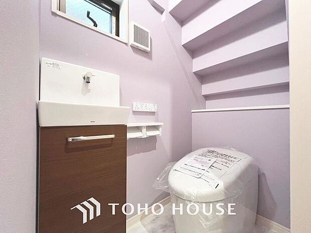 「タンクレス温水洗浄便座付きトイレ」トイレは快適な温水洗浄便座付です。清潔感のあるホワイトで統一しました。いつも清潔な空間であって頂けるよう配慮された造りです。